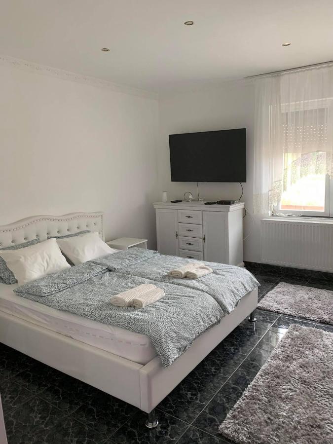 Magic Vendeghaz Appartement Abádszalók Buitenkant foto